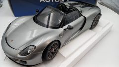 Autoart Porsche 918 Spyder 2013 with Weissach package 1/12 - scala 1:12