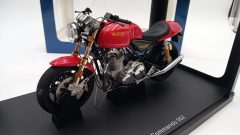 Autoart Norton Commando 952 2005 1/12 - scala 1:12