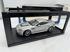 Autoart Aston Martin V12 Vantage 2001 1/18 Scatola Molto Rovinata - scala 1:18