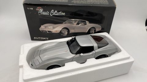 Autoart Chevrolet Corvette 1978 1/18 Scatola lievemente usurata
