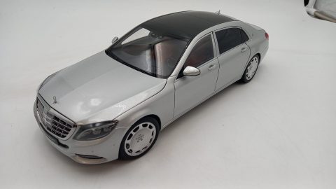 Autoart Mercedes-Maybach S-Klasse (S600) 2015 1/18, senza scatola originale
