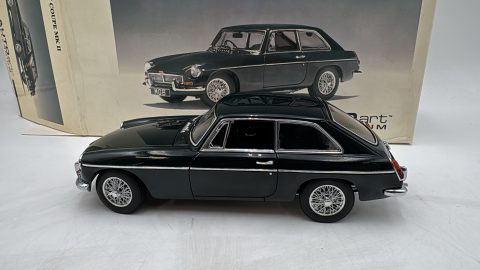 Autoart MGB GT coupe MK II 1969 1/18