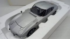 Autoart Toyota 2000 GT Coupe 1/18, confezione rovinata - scala 1:18