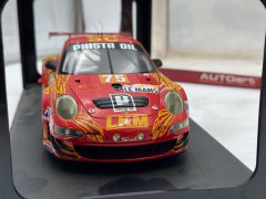 Autoart Porsche 911 (997) GT3 RSR 1/18 FIA GT Le Mans 2009 "Endurance Asia Team" Scatola Molto Rovinata, Struttura in Plastica Rovinata, Auto in Perfette Condizioni. - foto 3
