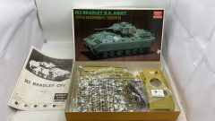 Academy M3 Bradley 1/35 kit di montaggio carro armato - scala 1:35