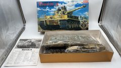 Academy Tiger-1 Carro pesante tedesco prima versione 1/35 kit di montaggio - scala 1:35
