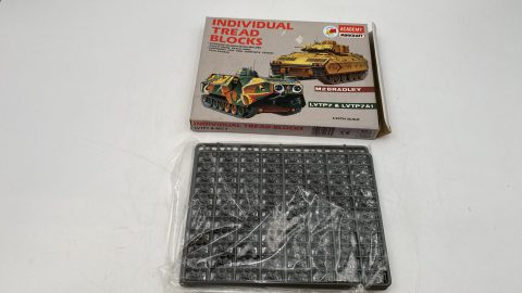 Academy Individual Tread Blocks M2 Bradley, LVTP7 e LVTP7A1 1/35 kit di montaggio cingoli