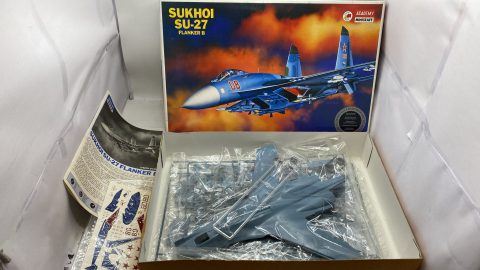 Academy Sukhoi SU-27 1/48 kit di montaggio aereo militare