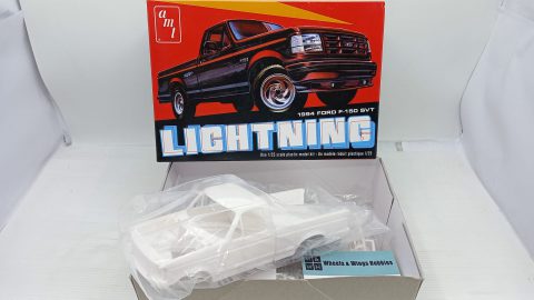 AMT Ford F-150 SVT Lightning 1994 1/25, kit di montaggio completo