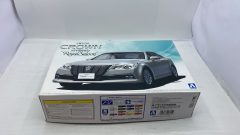 Aoshima Toyota Crown Hybrid RoyalSaloon 1/24 kit di montaggio - scala 1:24
