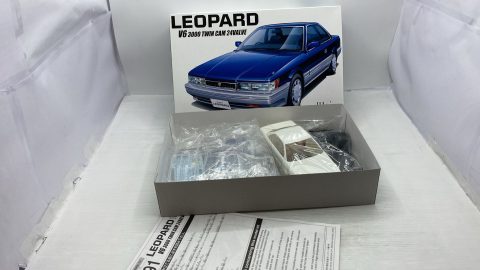 Aoshima Nissan Leopard V6 3000 Twin cam 24 valve 1/24 kit di montaggio