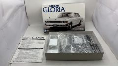 Aoshima Nissan 430 Gloria Sedan 200 Standard 1/24 - scala 1:24