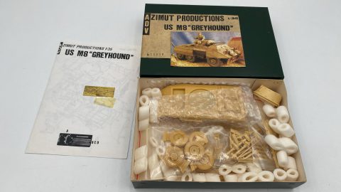 ADV Azimut US M8 Greyhound 1/35 kit di montaggio carro armato, scatola con leggeri segni di usura, fotoincisione danneggiata