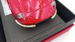 BBR Ferrari 365 California 1966 1/18, lim. ed. 99 pz, le cromature del paraurti anteriore risulta essere opacizzate, confezione usurata - foto 5