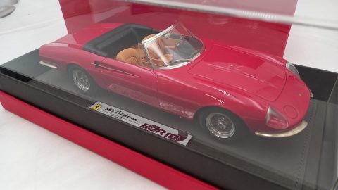 BBR Ferrari 365 California 1966 1/18, lim. ed. 99 pz, le cromature del paraurti anteriore risulta essere opacizzate, confezione usurata