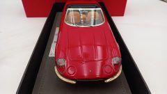 BBR Ferrari 365 California 1966 1/18, lim. ed. 99 pz, le cromature del paraurti anteriore risulta essere opacizzate, confezione usurata - foto 2