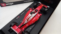 Bburago Ferrari SF16-H Kimi Raikkonen 2016 1/18, confezione lievemente usurata nella parte trasparente - foto 6
