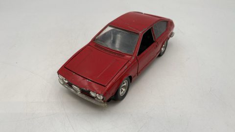 Bburago Alfa Romeo Alfetta GT 1/24 senza scatola originale, evidenti segni di usura, mancano alcuni vetri