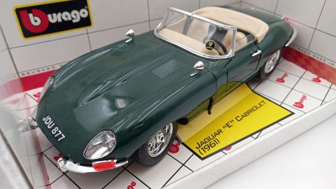 Bburago Jaguar E Cabriolet 1961 1/18