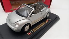 Bburago Volkswagen New Beetle Cabriolet 1/24, modello perfetto, scatola lievemente usurata - scala 1:24