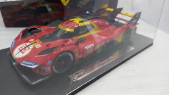 Bburago Ferrari 499P #50 24h Le Mans 2024 1/18, completo di teca - scala 1:18