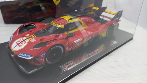 Bburago Ferrari 499P #50 24h Le Mans 2024 1/18, completo di teca