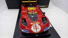 Bburago Ferrari 499P #50 24h Le Mans 2024 1/18, completo di teca - foto 3
