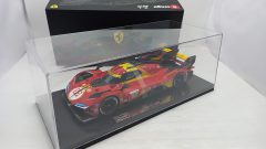 Bburago Ferrari 499P #50 24h Le Mans 2024 1/18, completo di teca - foto 2