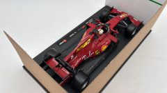 Burago Ferrari SF1000 Tuscan Ferrari's 1000th GP S. Vettel 1/18 - foto 5