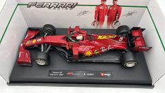 Burago Ferrari SF1000 Tuscan Ferrari's 1000th GP S. Vettel 1/18 - foto 2