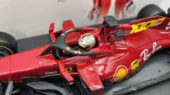 Burago Ferrari SF1000 Tuscan Ferrari's 1000th GP S. Vettel 1/18 - foto 4