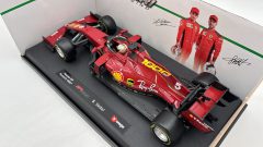 Burago Ferrari SF1000 Tuscan Ferrari's 1000th GP S. Vettel 1/18 - foto 3