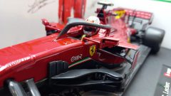 Bburago Ferrari SF1000 Tuscan Ferrari's 1000th GP C. Leclerc 1/18 - foto 6
