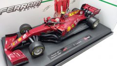 Bburago Ferrari SF1000 Tuscan Ferrari's 1000th GP C. Leclerc 1/18 - foto 2