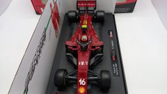 Bburago Ferrari SF1000 Tuscan Ferrari's 1000th GP C. Leclerc 1/18 - foto 3