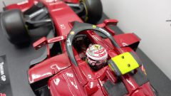 Bburago Ferrari SF1000 Tuscan Ferrari's 1000th GP C. Leclerc 1/18 - foto 8