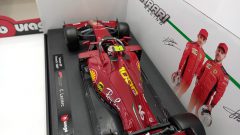 Bburago Ferrari SF1000 Tuscan Ferrari's 1000th GP C. Leclerc 1/18 - foto 7
