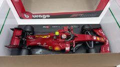 Bburago Ferrari SF1000 Tuscan Ferrari's 1000th GP C. Leclerc 1/18 - foto 5
