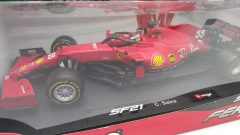 Bburago Ferrari SF21 C. Sainz 1/18, confezione rovinata - scala 1:18