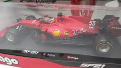 Bburago Ferrari SF21 C. Sainz 1/18, confezione rovinata - foto 2