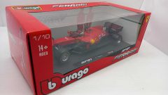 Bburago Ferrari SF21 C. Sainz 1/18, confezione usurata - scala 1:18