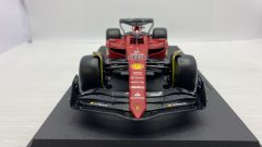 Bburago Ferrari F1-75 C. Leclerc 2022 1/18, confezione lievemente usurata - foto 3