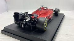 Bburago Ferrari F1-75 C. Leclerc 2022 1/18, confezione lievemente usurata - foto 4