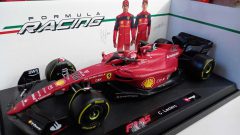 Bburago Ferrari F1-75 C. Leclerc 2022 1/18, confezione lievemente usurata - scala 1:18
