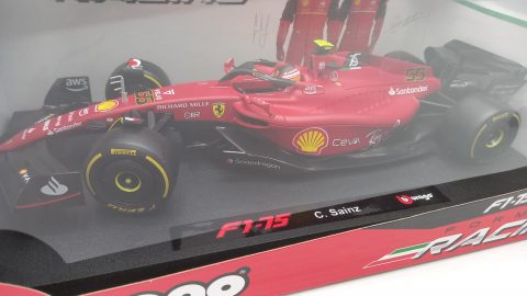 Bburago Ferrari F1-75 Carlos Sainz 2022 1/18, confezione rovinata