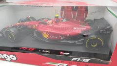 Bburago Ferrari F1-75 Carlos Sainz 2022 1/18, confezione rovinata - foto 2