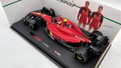 Bburago Ferrari F1-75 C. Sainz 1/18 - foto 4