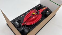 Bburago Ferrari F1-75 C. Sainz 1/18 - foto 6