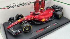 Bburago Ferrari F1-75 C. Sainz 1/18 - foto 2