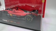 Bburago Ferrari SF-23 Charles Leclerc 2023 1/18, Completo di teca - foto 3